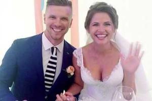 В сети появились свадебные фотографии героини нашумевшего клипа "Экспонат"