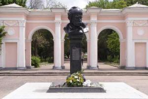 В Симферополе, благодаря украинским патриотам, памятник Шевченко теперь охраняет полицейский