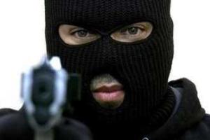 В центре Киева вооруженный налетчик обчистил кассу банка