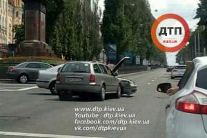 В Киеве два автомобиля "Skoda" не поделили дорогу: травмирована девушка