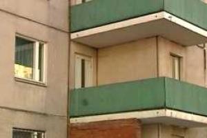 В Екатеринбурге железная конструкция, слетевшая с балкона 16 этажа, убила случайную прохожую