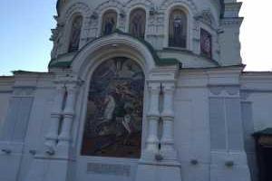 На храме Московского патриархата в Полтаве конь Петра I топчет сине-желтый флаг