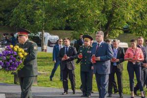В российских СМИ война отошла на второй план: все обсуждают "рваный" носок Порошенко
