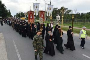 Крестный ход УПЦ МП: в колонне шагают "зеленые человечки", накачанные дядьки и казачки ряженые