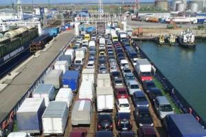 На Керченской переправе простаивают фуры: водители-дальнобойщики начинают бунтовать