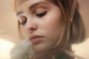 Дочь Деппа и Паради юная Лили Роуз стала лицом нового парфюма