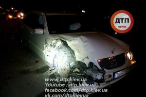 В Киеве "Mercedes" протаранил 6 припаркованных авто и умчался с места ДТП