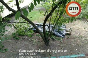 В Киеве мужчина выпрыгнул с балкона 8 этажа, убегая "от преследователей". 18+