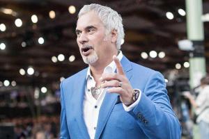 Певец Валерий Меладзе сам меняет колеса на своем авто