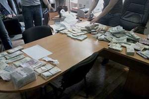 В Киеве на взятке "погорели" два налоговика и адвокат