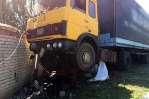 В Бахмуте грузовик смял две легковушки: пострадали 4 человека