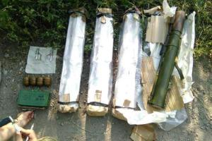 В прифронтовой зоне на Донетчине силовики обнаружили тайник с оружием