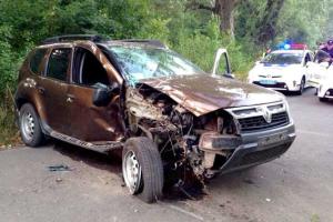 В Полтаве автомобиль "Renault Duster" влетел в дерево, пострадали два человека