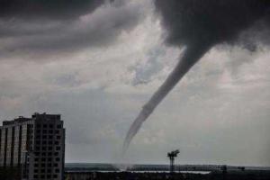 Жителей российского города Сургут заворожил и напугал огромный смерч