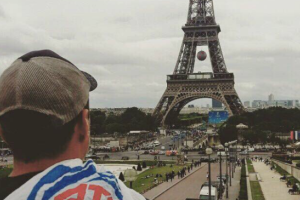 Снимок туриста с пакетом "АТБ" на плече на фоне Эйфелевой башни покоряет сеть