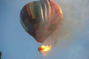 Фатальная прогулка: в штате Техас загорелся и рухнул на землю воздушный шар с людьми