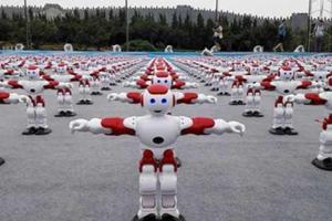 В Китае умельцы заставили синхронно станцевать 1007 роботов