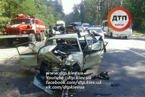 В Киеве легковушка, выехав на "встречку", задела "Daewoo" и влетела в маршрутку