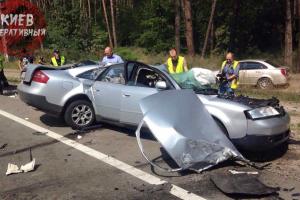 В Киеве водитель "Audi А6", совершая обгон, влетел в фуру: авто разорвало на части, водитель погиб. 18+
