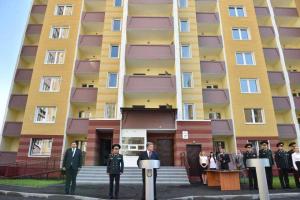 Сотрудники СБУ получили ключи от новых квартир из рук Президента Украины