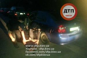 В Киеве патрульные поймали пьяного водителя, который ночью летал по городу с выключенными фарами по "встречке"