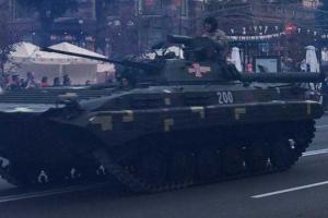 Волонтер попросил поменять "смертельный" номер БМП, возглавляющей парадную колонну в Киеве