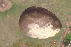 В Австралии во дворе частного дома появилась загадочная гигантская яма