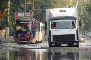 Одессу накрыла стихия: ветер валил деревья, ливень превратил дороги в реки, в мужчину попала молния