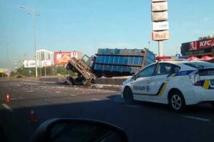 В Киеве перевернулась фура с прицепом, образовав на трассе огромный затор