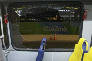 Рио-2016: автобус с журналистами попал под обстрел