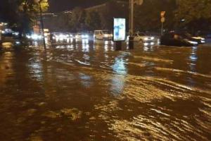 В Полтаве бушевала непогода: ветер срывал крыши, град калечил машины