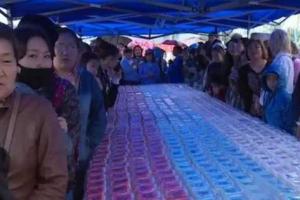 В Якутии голодные россияне размели огромный торт, предназначенный для детей-сирот