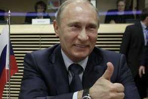 В сети жестко комментируют фото девушки в платье с изображением Путина