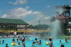 В аквапарке Токио маньяк нанес ножевые ранения 8 молодым девушкам