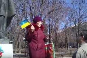 В Луганске боевики скрутили старушку, вышедшую к памятнику Шевченко с украинским флажком