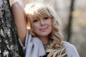 Звезда 90-х Алена Апина очаровала новой фотосессией