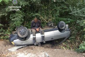 В Запорожье водитель, выпив бутылку коньяка, угробил авто: сам нарушитель цел и невредим