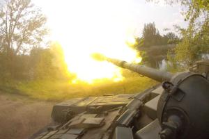 В районе Трудовских с замаскированной огневой позиции украинские позиции "утюжил" танк