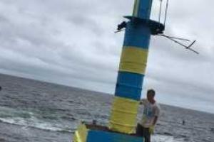 На острове Русский ржавый маяк перекрасили в цвета украинского флага