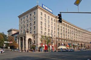 Киевляне шокированы: в центре столицы в витрине магазина транслировали ролики "для взрослых"