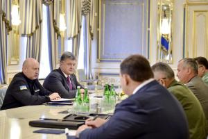 Порошенко приказал привести в повышенную боевую готовность подразделения ВСУ, Нацгвардии, Госпогранслужбы и СБУ