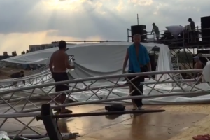 Очевидцы обрушения сцены на фесте "Z-Games": побывали в аду, летали катамараны, палатки и части сцены