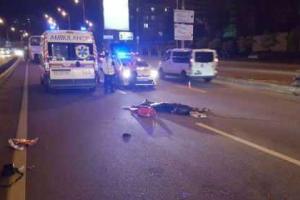 В Киеве мужчина накануне своего дня рождения попал по колеса "Volkswagen" и автобуса