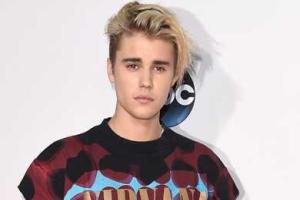 Папарацци застукали обнаженного Джастина Бибера с моделью на пляже