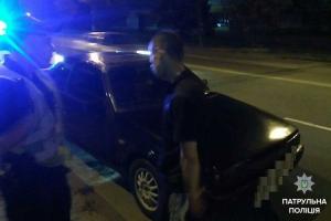 В Виннице прыткий водитель-нарушитель на глазах у полицейских проглотил пакет с таблетками