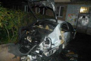 В Киеве дотла сожгли автомобиль, принадлежащий адвокату