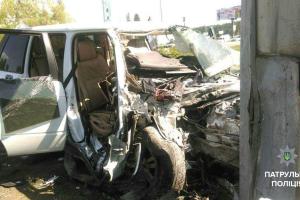 В Киеве пьяный водитель на "Range Rover", убегая от полиции, жестко влетел в столб