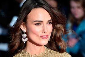 Актрисе Кире Найтли из-за выпадения волос приходится носить парики