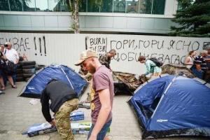 Блокада "Интера": митингующие под зданием офиса телеканала не пускают сотрудников на рабочие места