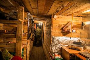 Волонтеры показали, как на передовой бойцы своими руками обустраивают свое "жилье"